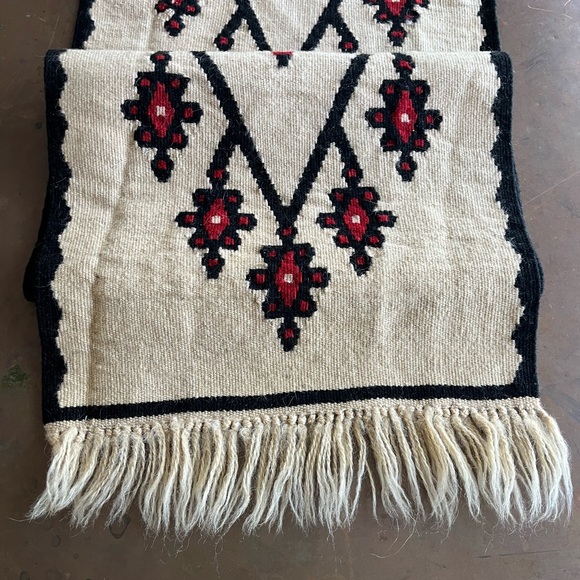 Geometric Patterned Table Runner - Picture 4 of 5